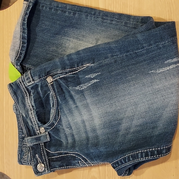 NWOT Women's Miss Me Distressed Washed Denim Capris Size 28 Embossed - Picture 12 of 12